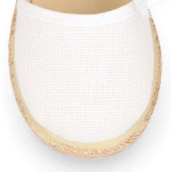 Alpargata Niña Ceremonia En Lino Blanco Con Lazo En Plumeti. -Okaaspain alpargata nina lona algodon color blanco cierre hebilla lazo plumeti 11