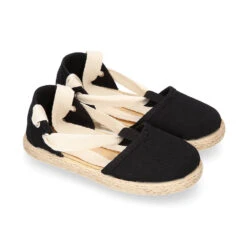 Alpargata Niña Tipo Valenciana Con Cintas En Crema En Lona En Color Negro.