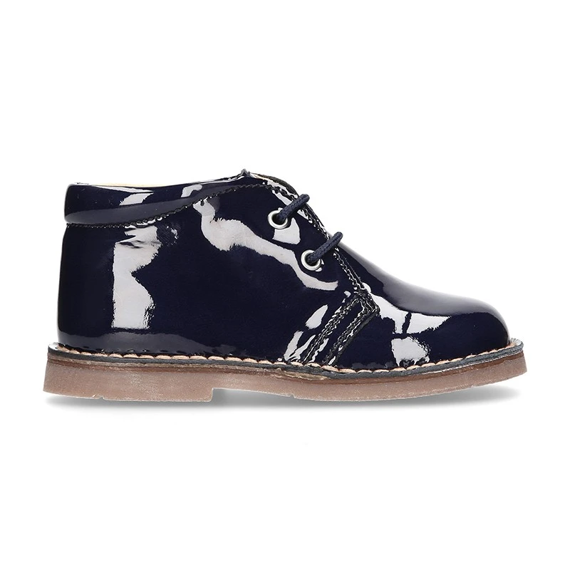 Bota Safari O Pisacacas Niño Con Cordones En Piel Charol. 8 Bota Safari O Pisacacas Niño Con Cordones En Piel Charol. - Imagen 6