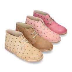 Bota Safari O Pisacacas Con Cordones Y Estampado Con ESTRELLAS En Serraje.