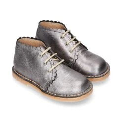 Bota Safari Niña Con Cordones Y Ondas En Piel METALIZADA.