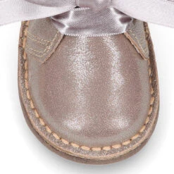 Botita Safari Niña Lazos Seda Y Cuello De Pelo En Piel Laminada. 31 Botita Safari Niña Lazos Seda Y Cuello De Pelo En Piel Laminada. -Okaaspain bota safari pisacacas lazos seda cuello pelo piel laminada 10