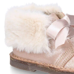 Botita Safari Niña Lazos Seda Y Cuello De Pelo En Piel Laminada. 32 Botita Safari Niña Lazos Seda Y Cuello De Pelo En Piel Laminada. -Okaaspain bota safari pisacacas lazos seda cuello pelo piel laminada 11