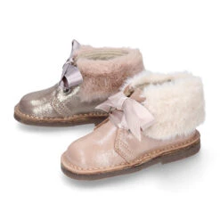 Botita Safari Niña Lazos Seda Y Cuello De Pelo En Piel Laminada. 33 Botita Safari Niña Lazos Seda Y Cuello De Pelo En Piel Laminada. -Okaaspain bota safari pisacacas lazos seda cuello pelo piel laminada 12