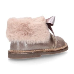 Botita Safari Niña Lazos Seda Y Cuello De Pelo En Piel Laminada. 25 Botita Safari Niña Lazos Seda Y Cuello De Pelo En Piel Laminada. -Okaaspain bota safari pisacacas lazos seda cuello pelo piel laminada 4