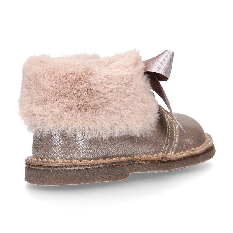 Botita Safari Niña Lazos Seda Y Cuello De Pelo En Piel Laminada. 7 Botita Safari Niña Lazos Seda Y Cuello De Pelo En Piel Laminada. - Imagen 5