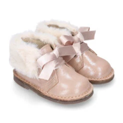 Botita Safari Niña Lazos Seda Y Cuello De Pelo En Piel Laminada. 26 Botita Safari Niña Lazos Seda Y Cuello De Pelo En Piel Laminada. -Okaaspain bota safari pisacacas lazos seda cuello pelo piel laminada 5