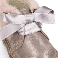 Botita Safari Niña Lazos Seda Y Cuello De Pelo En Piel Laminada. 29 Botita Safari Niña Lazos Seda Y Cuello De Pelo En Piel Laminada. -Okaaspain bota safari pisacacas lazos seda cuello pelo piel laminada 8