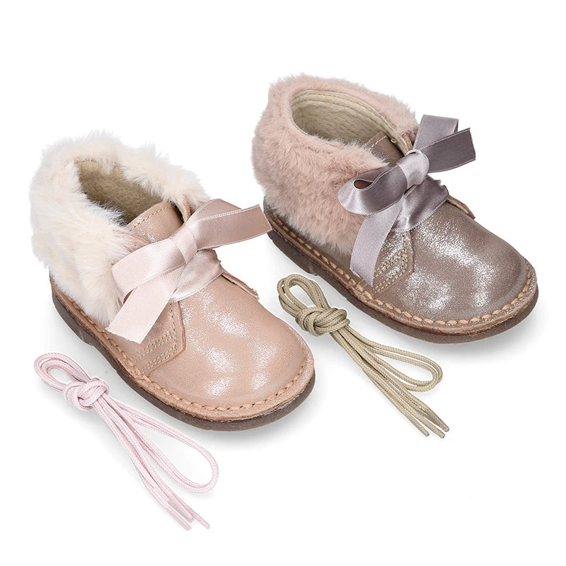 Botita Safari Niña Lazos Seda Y Cuello De Pelo En Piel Laminada. 12 Botita Safari Niña Lazos Seda Y Cuello De Pelo En Piel Laminada. - Imagen 10