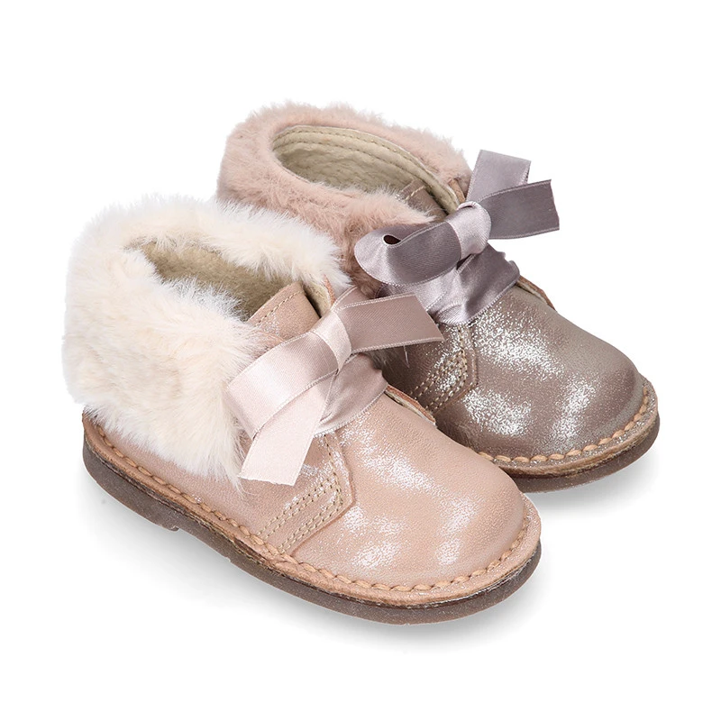 Botita Safari Niña Lazos Seda Y Cuello De Pelo En Piel Laminada. 3 Botita Safari Niña Lazos Seda Y Cuello De Pelo En Piel Laminada.