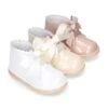 Bota Safari Niñas Con Cordones Seda Y Ondas En Piel Charol. -Okaaspain bota safari pisacacas nina ceremonia cierre cordones diseno ondas piel charol colores pasteles