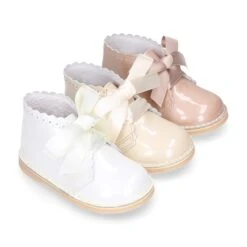 Bota Safari Niñas Con Cordones Seda Y Ondas En Piel Charol.