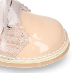 Bota Safari Niñas Con Cordones Seda Y Ondas En Piel Charol Combinada. -Okaaspain bota safari pisacacas nina ceremonia cierre cordones diseno ondas piel charol combinada 10