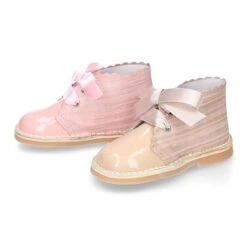 Bota Safari Niñas Con Cordones Seda Y Ondas En Piel Charol Combinada. -Okaaspain bota safari pisacacas nina ceremonia cierre cordones diseno ondas piel charol combinada 12