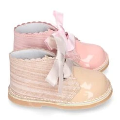 Bota Safari Niñas Con Cordones Seda Y Ondas En Piel Charol Combinada. -Okaaspain bota safari pisacacas nina ceremonia cierre cordones diseno ondas piel charol combinada 16