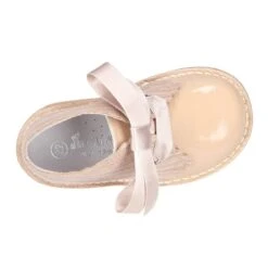 Bota Safari Niñas Con Cordones Seda Y Ondas En Piel Charol Combinada. -Okaaspain bota safari pisacacas nina ceremonia cierre cordones diseno ondas piel charol combinada 17