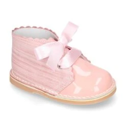 Bota Safari Niñas Con Cordones Seda Y Ondas En Piel Charol Combinada. -Okaaspain bota safari pisacacas nina ceremonia cierre cordones diseno ondas piel charol combinada 2