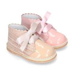 Bota Safari Niñas Con Cordones Seda Y Ondas En Piel Charol Combinada.