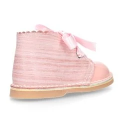 Bota Safari Niñas Con Cordones Seda Y Ondas En Piel Charol Combinada. -Okaaspain bota safari pisacacas nina ceremonia cierre cordones diseno ondas piel charol combinada 4