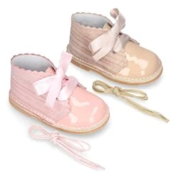 Bota Safari Niñas Con Cordones Seda Y Ondas En Piel Charol Combinada. -Okaaspain bota safari pisacacas nina ceremonia cierre cordones diseno ondas piel charol combinada 8