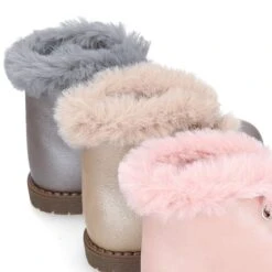 Botita Safari Niña Con Cordones Y Cuello De Pelo En Piel PERLADA. 32 Botita Safari Niña Con Cordones Y Cuello De Pelo En Piel PERLADA. -Okaaspain bota safari pisacacas nina cuello pelo piel efecto perla cordones metalizados 11