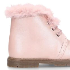 Botita Safari Niña Con Cordones Y Cuello De Pelo En Piel PERLADA. 33 Botita Safari Niña Con Cordones Y Cuello De Pelo En Piel PERLADA. -Okaaspain bota safari pisacacas nina cuello pelo piel efecto perla cordones metalizados 12