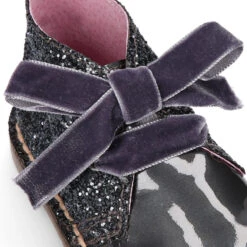 Botita Safari Niña En Piel Charol Perlado Con GLITTER Y Lazos De Terciopelo. -Okaaspain bota safari pisacacas nina piel charol perlado glitter lazos terciopelo 10