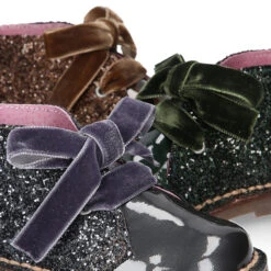 Botita Safari Niña En Piel Charol Perlado Con GLITTER Y Lazos De Terciopelo. -Okaaspain bota safari pisacacas nina piel charol perlado glitter lazos terciopelo 14