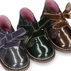 Botita Safari Niña En Piel Charol Perlado Con GLITTER Y Lazos De Terciopelo. -Okaaspain bota safari pisacacas nina piel charol perlado glitter lazos terciopelo 17