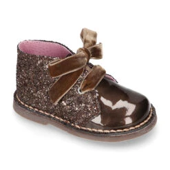 Botita Safari Niña En Piel Charol Perlado Con GLITTER Y Lazos De Terciopelo. -Okaaspain bota safari pisacacas nina piel charol perlado glitter lazos terciopelo 4