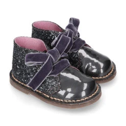 Botita Safari Niña En Piel Charol Perlado Con GLITTER Y Lazos De Terciopelo. -Okaaspain bota safari pisacacas nina piel charol perlado glitter lazos terciopelo 7
