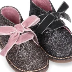 Botita Safari Niña Lazos GLITTER Y Lazos De Terciopelo. 29 Botita Safari Niña Lazos GLITTER Y Lazos De Terciopelo. -Okaaspain bota safari pisacacas piel glitter lazos terciopelo ninas 11