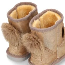 Botita Niños Tipo Australiana Con POMPÓN Y OREJAS En Piel Serraje Púrpura. -Okaaspain botas nina mujer tipo australianas okaa pompon orejas piel serraje purpura forro pelo 11