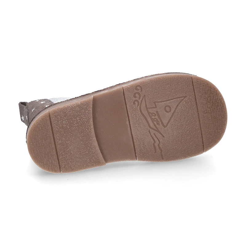 Botín Con Elástico Y Estampado De Estrellas En Piel Serraje. 18 Botín Con Elástico Y Estampado De Estrellas En Piel Serraje. - Imagen 16