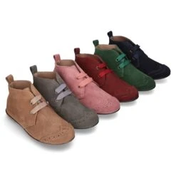 Botín Tipo BLUCHER Con Picados Y Lazos En Piel Serraje.