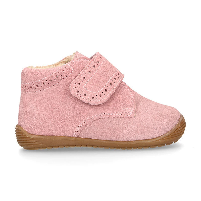 Botita Casual Respetuosa Niños OKAA FLEX Sin Cordones, Picados Y Forro De Lana En Piel Serraje ROSA. 5 Botita Casual Respetuosa Niños OKAA FLEX Sin Cordones, Picados Y Forro De Lana En Piel Serraje ROSA. - Imagen 3