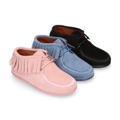 Botita Niños Tipo Wallabi Con Cordones Y FLECOS En Piel Serraje.