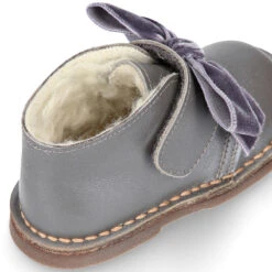 Botita Safari Niñas Con Cierre Adherente Con LAZO De Terciopelo En Piel Nacarada. 32 Botita Safari Niñas Con Cierre Adherente Con LAZO De Terciopelo En Piel Nacarada. -Okaaspain botita safari nina cierre adherente lazo terciopelo piel nacarada forro borrego 10