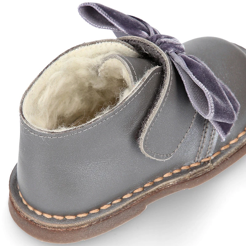 Botita Safari Niñas Con Cierre Adherente Con LAZO De Terciopelo En Piel Nacarada. 13 Botita Safari Niñas Con Cierre Adherente Con LAZO De Terciopelo En Piel Nacarada. - Imagen 11