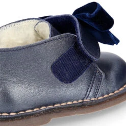 Botita Safari Niñas Con Cierre Adherente Con LAZO De Terciopelo En Piel Nacarada. 34 Botita Safari Niñas Con Cierre Adherente Con LAZO De Terciopelo En Piel Nacarada. -Okaaspain botita safari nina cierre adherente lazo terciopelo piel nacarada forro borrego 12