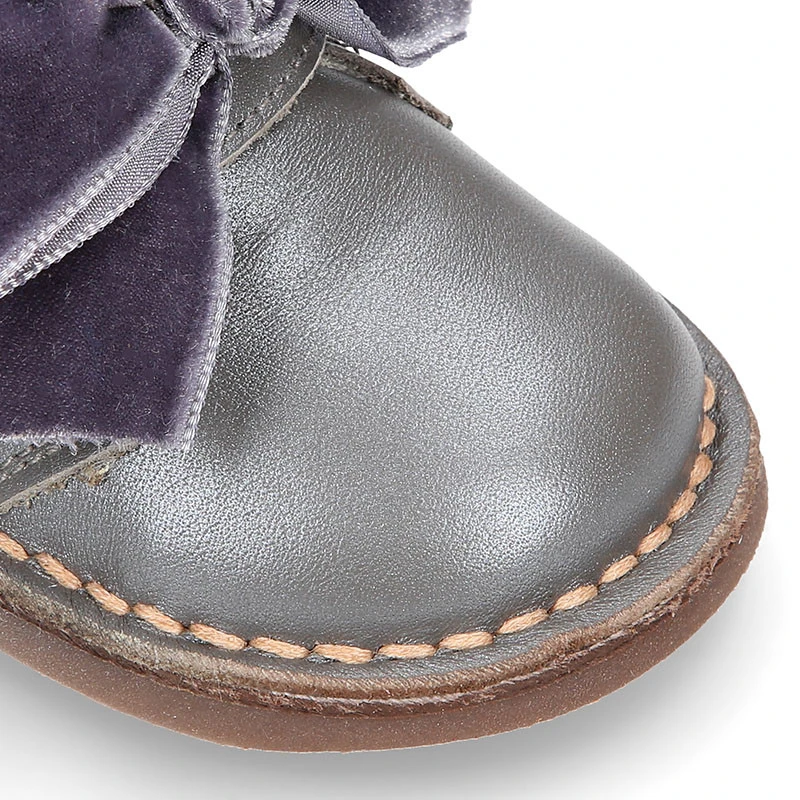 Botita Safari Niñas Con Cierre Adherente Con LAZO De Terciopelo En Piel Nacarada. 17 Botita Safari Niñas Con Cierre Adherente Con LAZO De Terciopelo En Piel Nacarada. - Imagen 15