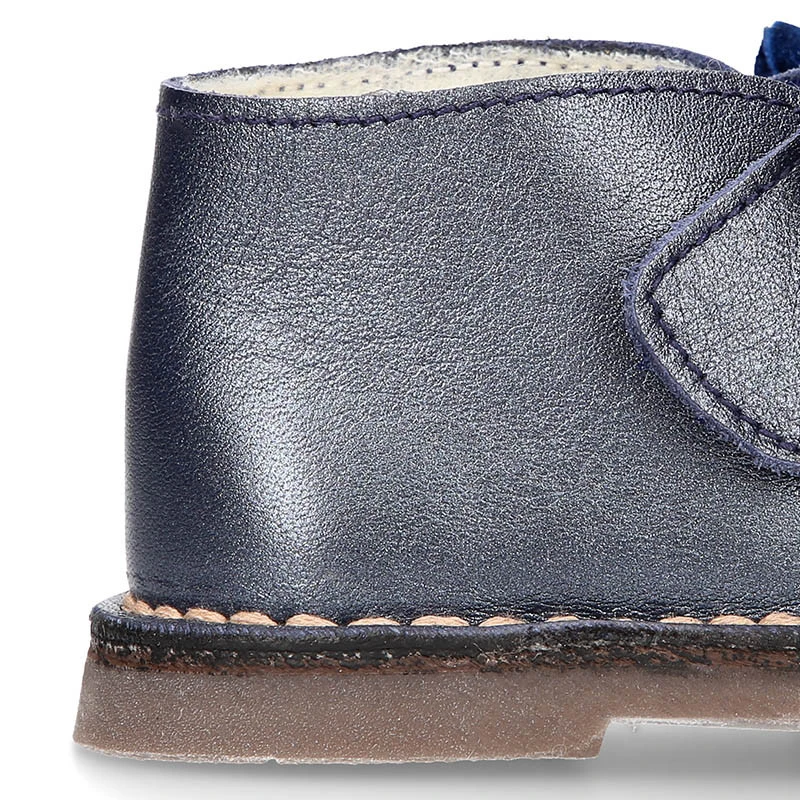 Botita Safari Niñas Con Cierre Adherente Con LAZO De Terciopelo En Piel Nacarada. 18 Botita Safari Niñas Con Cierre Adherente Con LAZO De Terciopelo En Piel Nacarada. - Imagen 16