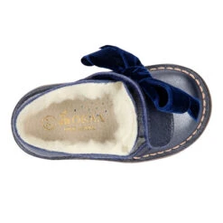 Botita Safari Niñas Con Cierre Adherente Con LAZO De Terciopelo En Piel Nacarada. 40 Botita Safari Niñas Con Cierre Adherente Con LAZO De Terciopelo En Piel Nacarada. -Okaaspain botita safari nina cierre adherente lazo terciopelo piel nacarada forro borrego 18