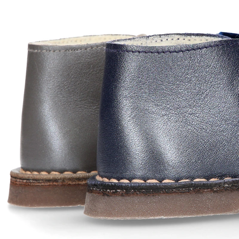 Botita Safari Niñas Con Cierre Adherente Con LAZO De Terciopelo En Piel Nacarada. 10 Botita Safari Niñas Con Cierre Adherente Con LAZO De Terciopelo En Piel Nacarada. - Imagen 8