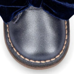 Botita Safari Niñas Con Cierre Adherente Con LAZO De Terciopelo En Piel Nacarada. 31 Botita Safari Niñas Con Cierre Adherente Con LAZO De Terciopelo En Piel Nacarada. -Okaaspain botita safari nina cierre adherente lazo terciopelo piel nacarada forro borrego 9