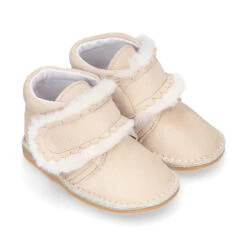 Botita Safari Primeros Pasos Con Cierre Adherente Con Diseño Con Pelo En Piel Serraje.