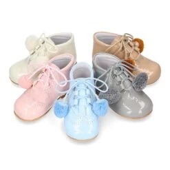 Botita Tipo Galesa Inglesita Niños En Piel Charol Con POMPONES.