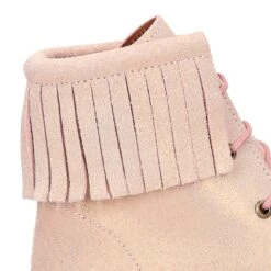 Botita Tipo MOHICANA Altura Media Con Flecos En Piel Serraje METALIZADO. 29 Botita Tipo MOHICANA Altura Media Con Flecos En Piel Serraje METALIZADO. -Okaaspain botita tipo wallabi mohicana altura media cordones flecos piel serraje metalizado ninas mujer 10