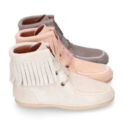 Botita Tipo MOHICANA Altura Media Con Flecos En Piel Serraje METALIZADO. 32 Botita Tipo MOHICANA Altura Media Con Flecos En Piel Serraje METALIZADO. -Okaaspain botita tipo wallabi mohicana altura media cordones flecos piel serraje metalizado ninas mujer 13