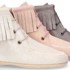 Botita Tipo MOHICANA Altura Media Con Flecos En Piel Serraje METALIZADO. 33 Botita Tipo MOHICANA Altura Media Con Flecos En Piel Serraje METALIZADO. -Okaaspain botita tipo wallabi mohicana altura media cordones flecos piel serraje metalizado ninas mujer 14